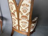 une chaise et une autre chaise qui se trouvent dans une pièce
