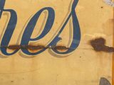 a sign that says tress on the side of a building