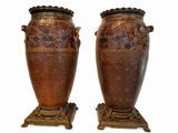 deux vases posés côte à côte sur une surface blanche