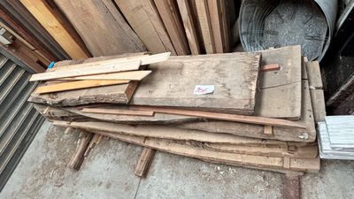 de nombreuses pièces de bois empilées les unes sur les autres