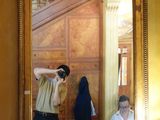 un homme qui se prend en photo dans un miroir