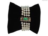 bracelet de perles orné d'une pierre verte et d'un fermoir en argent, monté sur un nœud papillon en velours noir