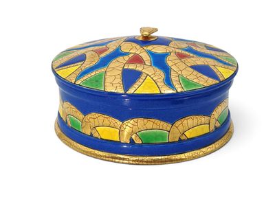 une boîte bleue et jaune munie d'un couvercle, posée sur une surface blanche