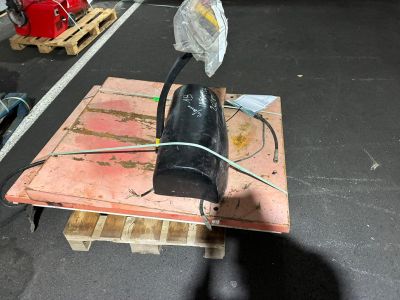 Quelqu'un travaille sur un moteur posé sur une palette.