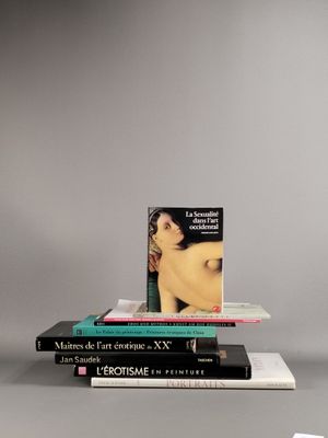 trois livres empilés sur une table