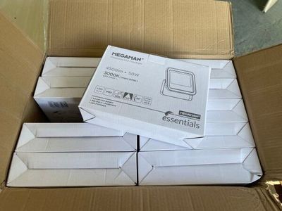 une boîte en carton contenant tout un tas d'appareils électroniques