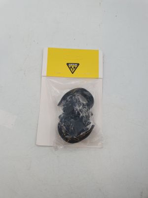 un petit objet noir dans un sac en plastique posé sur une surface blanche