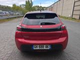 l'arrière d'une voiture rouge garée sur le bord de la route