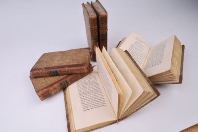 plusieurs vieux livres sont empilés sur une table