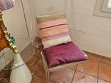 une chaise et une table dans le coin d'une pièce