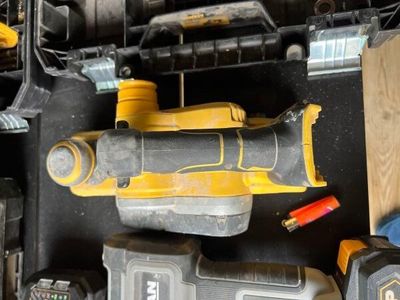 de nombreux outils posés sur une table