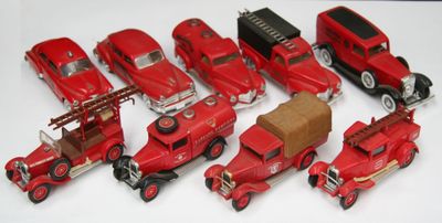 un grand nombre de petites voitures posées sur une table