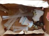 une boîte en carton contenant un certain nombre d'objets
