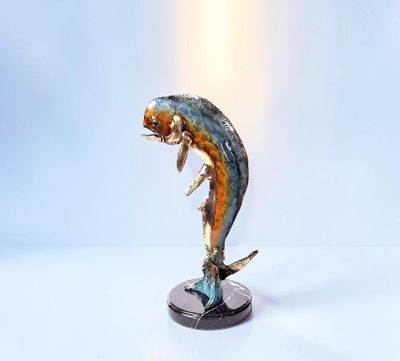 une statue représentant un poisson posé sur un socle