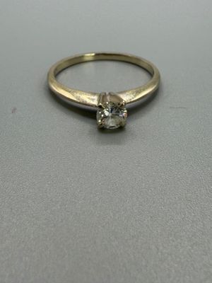 Une bague en or blanc 18 carats (750 millièmes) sertie d'un …