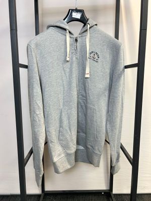sweat à capuche gris zippé, avec un logo blanc sur le devant et un logo noir et blanc dans le dos
