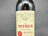 une bouteille de vin posée sur une table