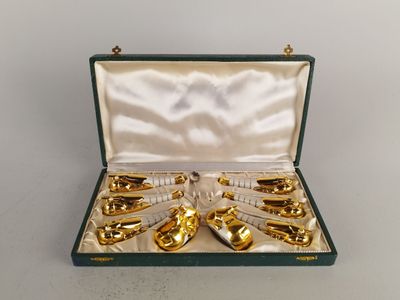 une image représentant une boîte contenant tout un tas d'objets en or