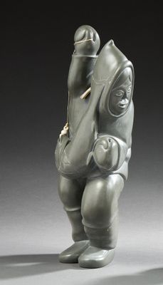 une petite statue représentant un homme avec un sac à dos sur le dos