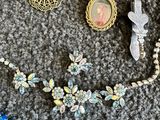 Plusieurs bijoux sont disposés sur un tapis