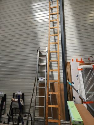 une échelle appuyée contre un mur dans un entrepôt