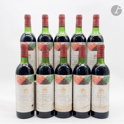 six bouteilles de vin rouge sont alignées