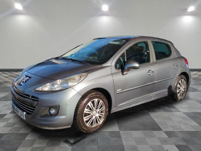 la petite voiture argentée est garée dans le garage sur un sol en damier