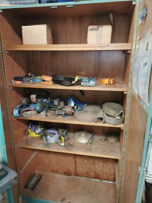 une armoire sur laquelle sont posés de nombreux outils, dans une pièce