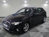 l'audi noire est garée sur le sol en damier d'un garage