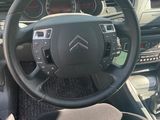 l'intérieur d'une voiture avec un volant, un tableau de bord et une planche de bord