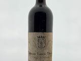 la bouteille de vin est posée sur la table sur fond blanc