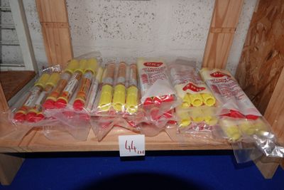 de nombreux aliments de toutes sortes, emballés dans des sacs en plastique, posés sur une table