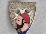 un gros plan sur un insigne représentant un homme portant un chapeau rouge