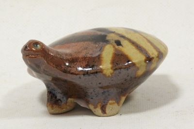 Annie MAUME (1941) Sculpture tortue en grès à glaçure noire …