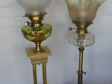 deux lampes placées l'une à côté de l'autre sur une table