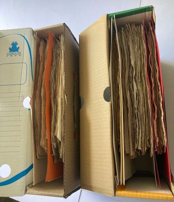 deux boîtes remplies de papiers, posées sur une table