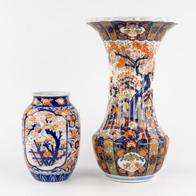 deux vases posés l'un à côté de l'autre sur une surface blanche