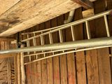 une échelle suspendue au plafond dans une pièce