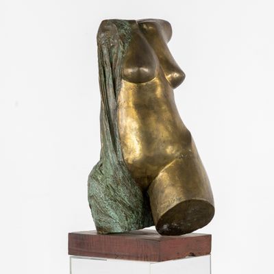 statue d'une femme assise sur un bloc de bois