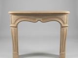 un encadrement de cheminée de style ancien avec un linteau sculpté