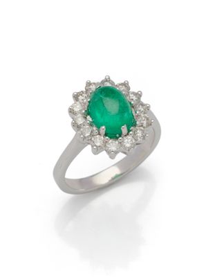 une bague en émeraude et diamant