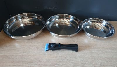 trois bols et un rasoir sur la table