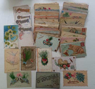 un lot de cartes posées sur une table