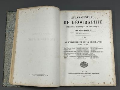un livre ouvert avec un titre en noir et blanc