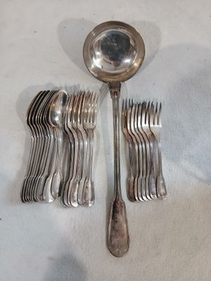 un grand nombre de fourchettes et de cuillères posées sur une table