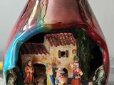 un petit vase contenant une crèche