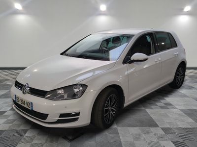 la volkswagen golf blanche est garée sur un carrelage à carreaux