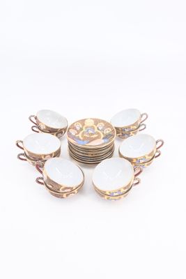 un service de six tasses et soucoupes en porcelaine