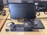 un bureau sur lequel se trouvent un écran, un clavier, une souris et un tapis de souris