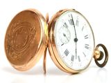 une montre de poche en or avec des chiffres romains